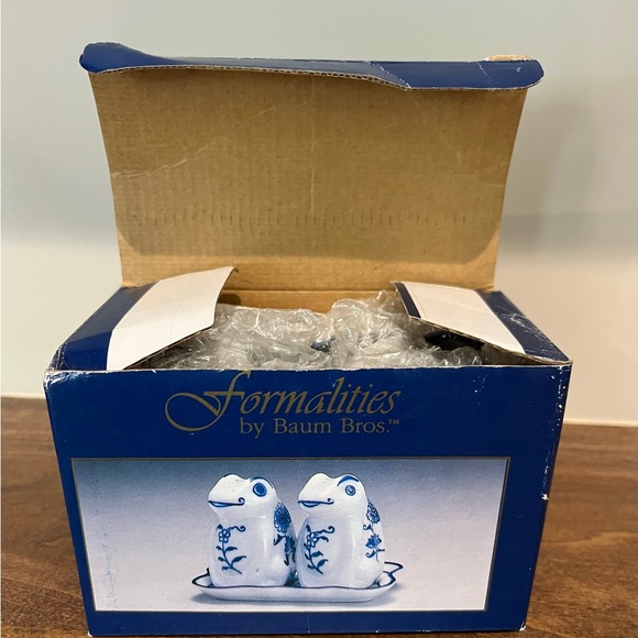 Vintage Frog Salt & Pepper Shaker Set on Lily Pad Tray  Hand Painted Blue Onion - Picture 1 of 4